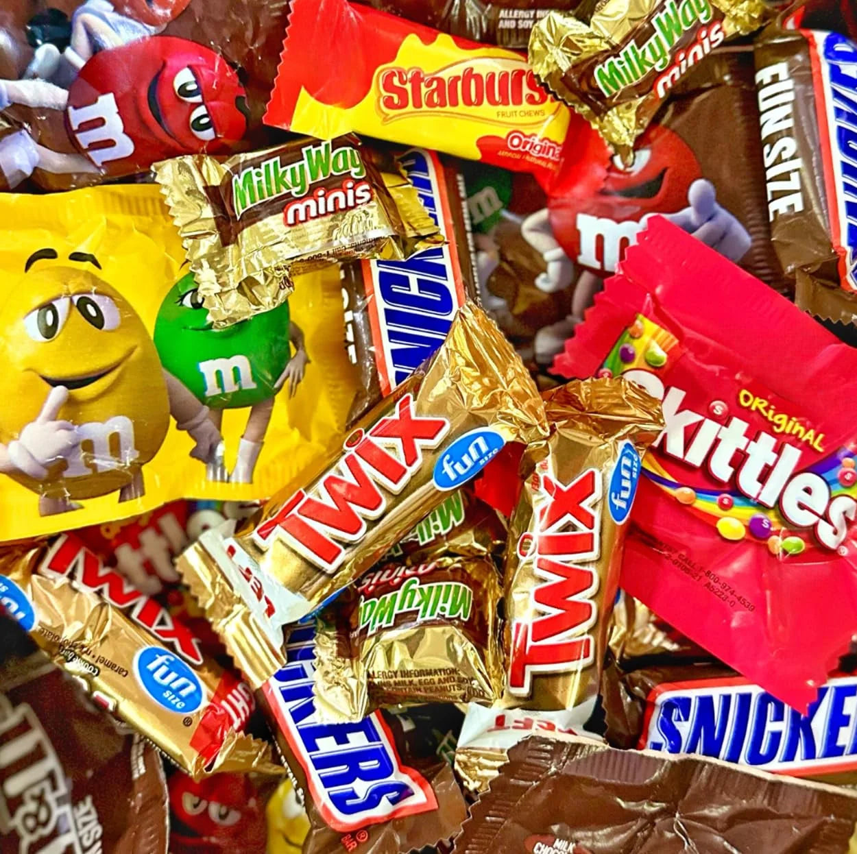 Chocolate & Candy Bundle (1 lbs) with Twix, Snickers, Milky Way, M&M's Milk Chocolate, Skittles, Starburst, M&M's Peanut L489116