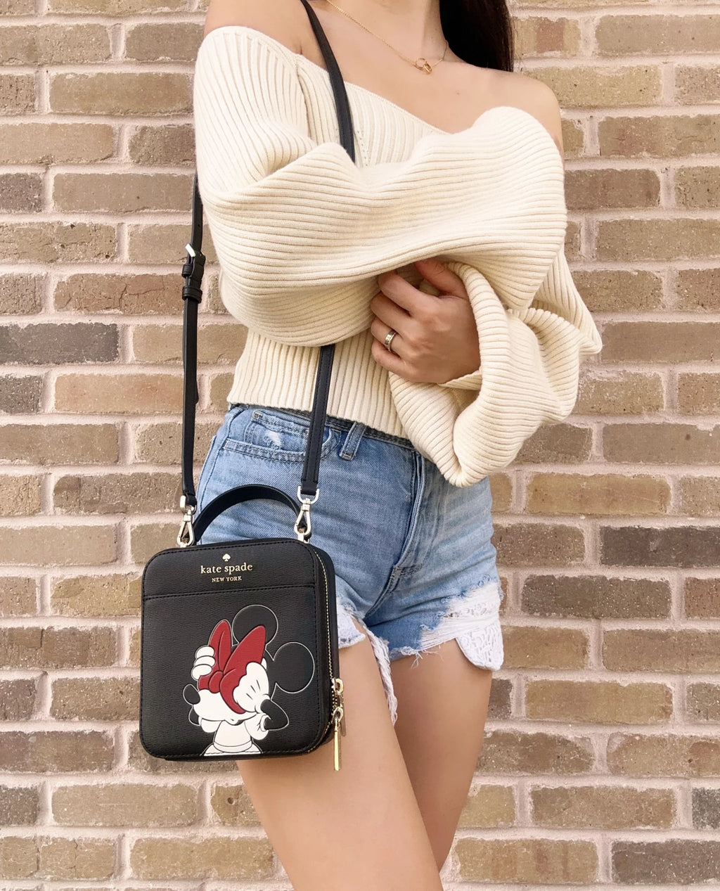 Disney Minnie Mouse Daisy Vanity Saffiano PVC Crossbody Handbag J468