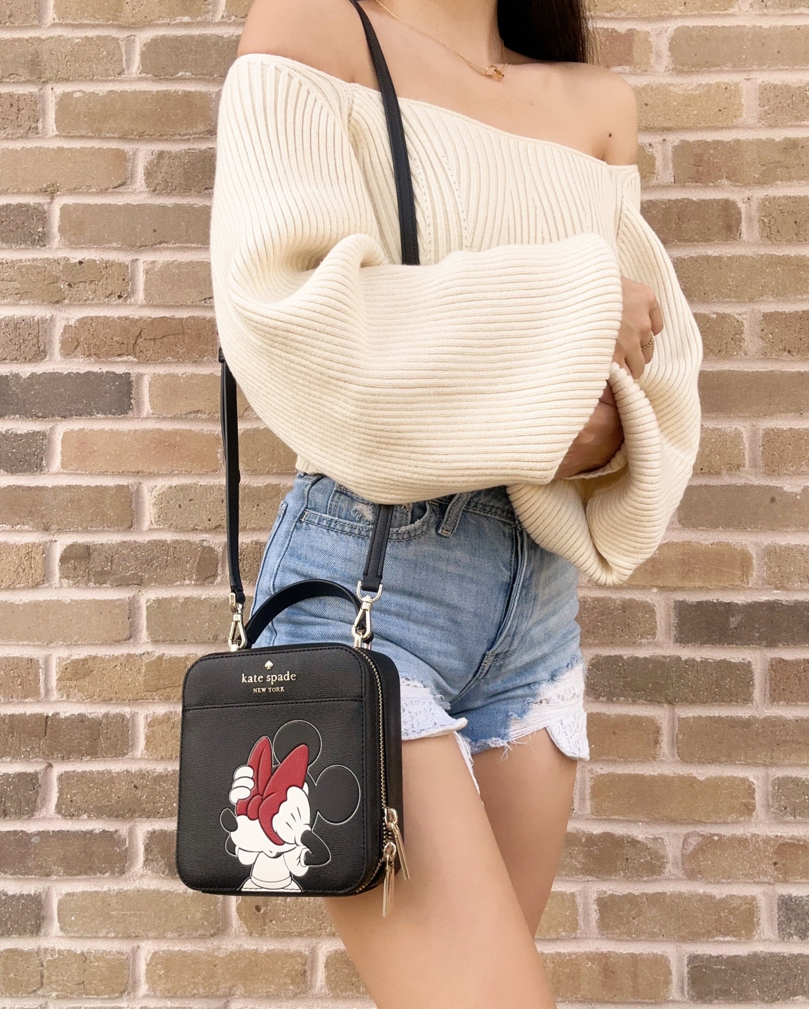 Disney Minnie Mouse Daisy Vanity Saffiano PVC Crossbody Handbag J468